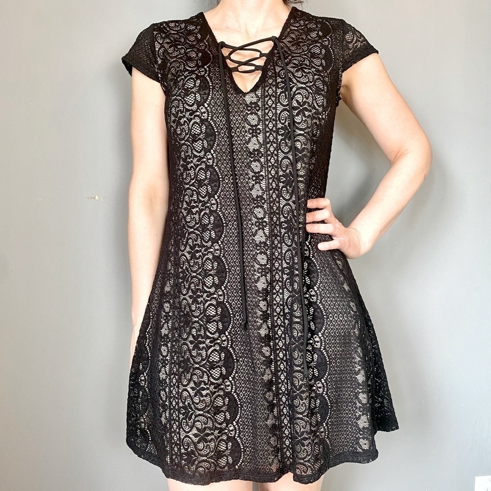 Millibon Black Lace V-Neck Short-Sleeved Mini-Dress